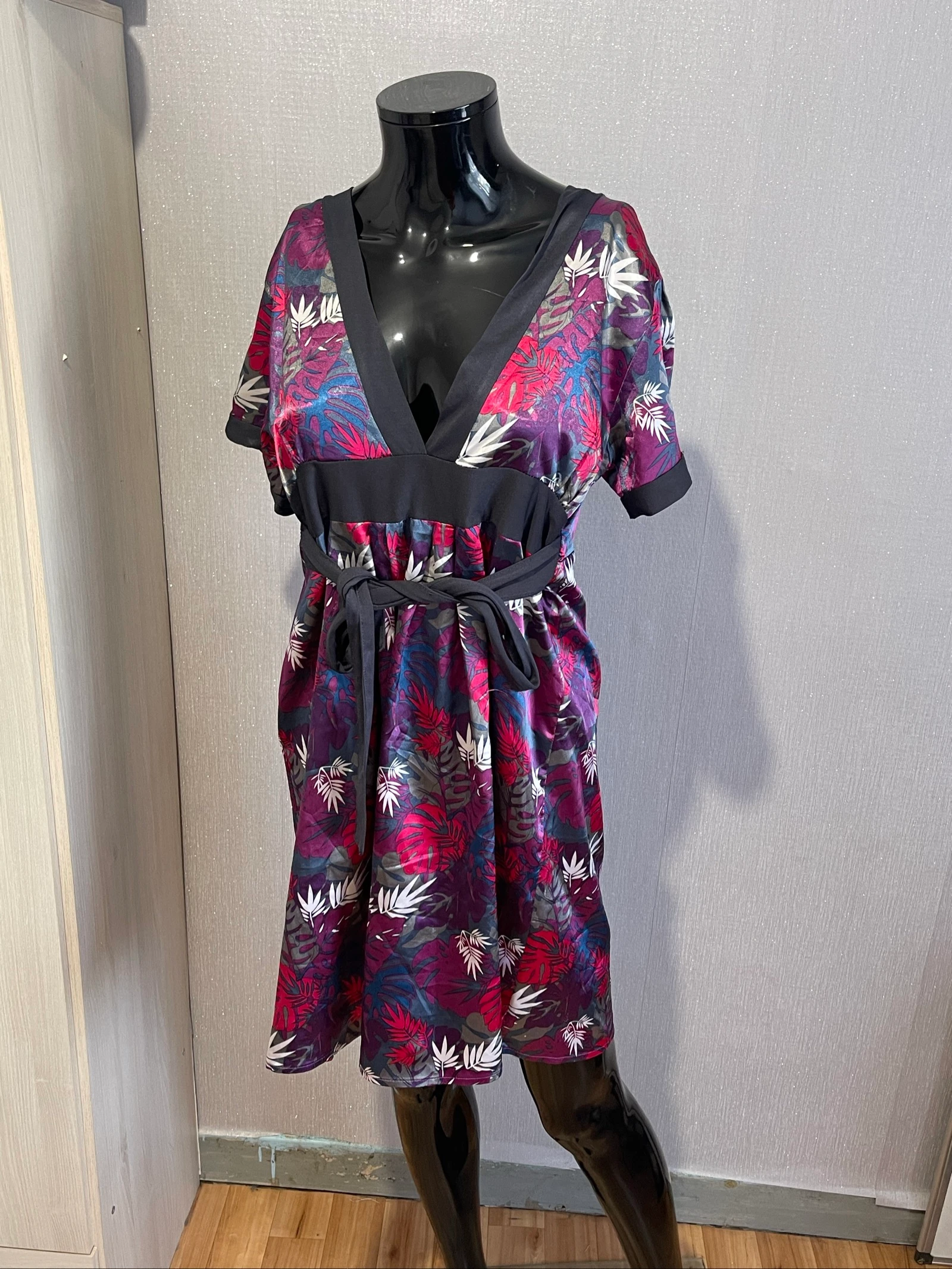 Jolie robe à nouer taille M 100% polyester